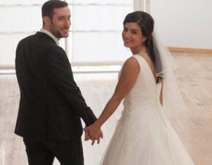 Lars Waetzmann junto a Jennifer García Scintu, el día de su boda.