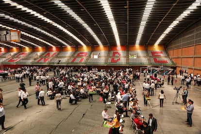 Diputados sesionan en el deportivo Magdalena Mixhuca, adoptado como sede alternativa tras el bloqueo del edificio del Congreso en San Lázaro por parte de trabajadores del Poder Judicial, este 3 de septiembre de 2024 en Ciudad de México.