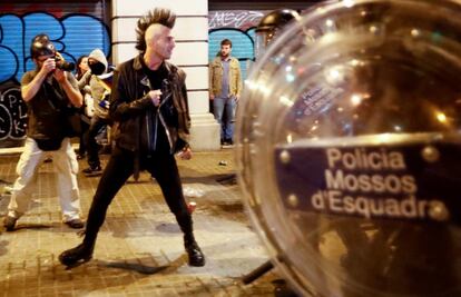 Un manifestante se enfrenta a los 'mossos'.