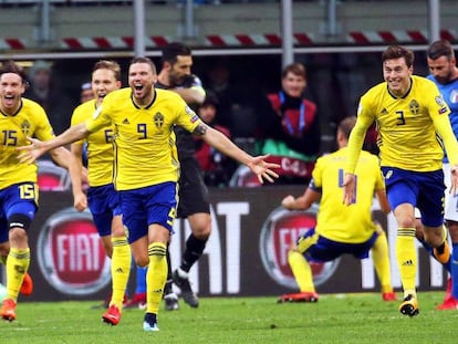 Los jugadores de la selección sueca celebran su pase al Mundial de Rusia 2018