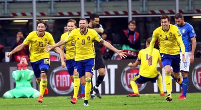 Los jugadores de la selección sueca celebran su pase al Mundial de Rusia 2018