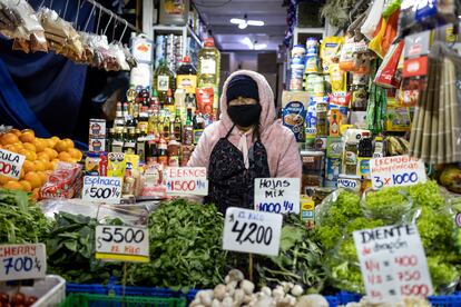 Una vendedora de frutas y verduras ofrece los mejores precios que tiene en el mercado local. 