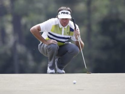 Bubba Watson estudia el green del 18.