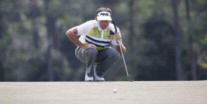 Bubba Watson estudia el green del 18.