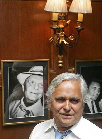 Juan Cruz, ante un retrato de Truman Capote.