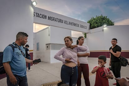 Migrantes venezolanos que fueron trasladados en autobús a Villahermosa salen del  Instituto Nacional de Migración, en Tabasco, en agosto de 2024.