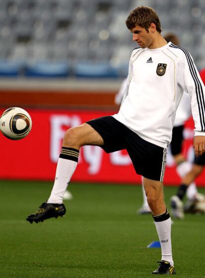 Müller controla un balón.