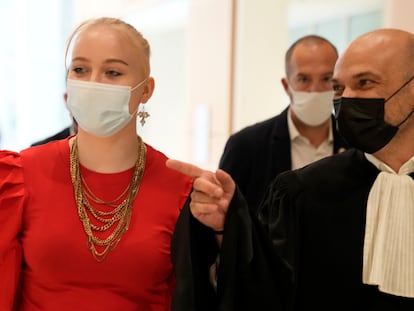 Mila, junto a su abogado Richard Malka, en junio durante el juicio en París contra sus acosadores en internet.