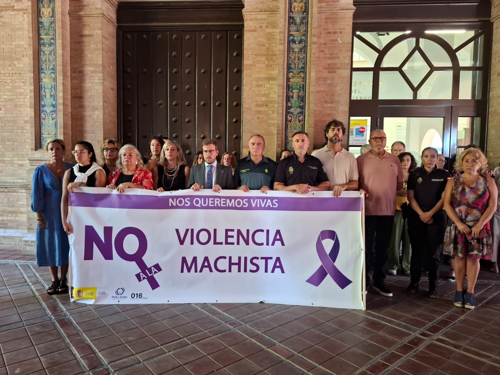 Concentración en la Subdelegación del Gobierno de Sevilla por la muerte de las dos últimas mujeres víctimas de violencia machista. / CEDIDA