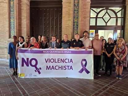 Concentración en la Subdelegación del Gobierno de Sevilla por la muerte de las dos últimas mujeres víctimas de violencia machista. / CEDIDA