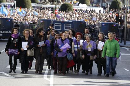 Una comisión de la marcha del "Tren de la Libertad" se dirige a presentar un escrito en el Congreso de los Diputados.