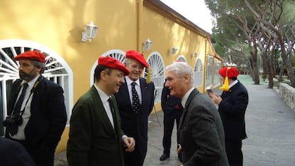 Ayuso (segundo por la izquierda) conversa con Sixto de Borbón, que se pretende rey legítimo de España.