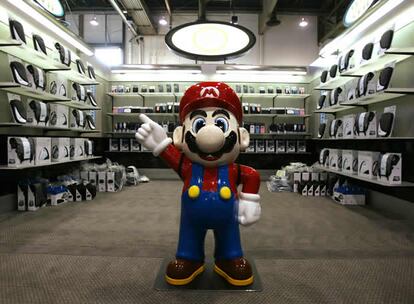 Mario, el personaje - incono de Nintendo, da la bienvenida a los visitantes a uno de los espacios expositores de la compañía japonesa en la que se muestra la consola Wii, que ha causado sensación estas navidades. En el mimsmo mercado compiten la PS3 de Sony y la Xbox 360 de Microsoft, también presentes en la feria.