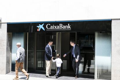 CaixaBank también quiere formar en cultura financiera a los más pequeños, con acciones concretas, como un cuento ilustrado.