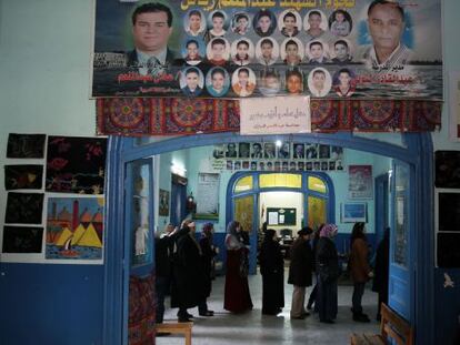 Mujeres egipcias aguardan para votar en un colegio en Giza.