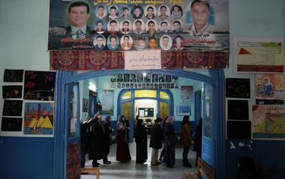 Mujeres egipcias aguardan para votar en un colegio en Giza.