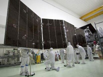 Ensayo de despliegue de los grandes paneles solares de la nave espacial 'Juno'
