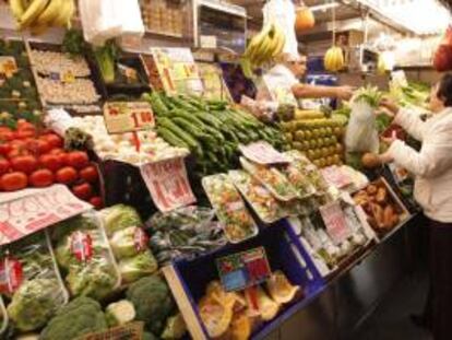 Una ama de casa realiza sus compras en una frutería de un mercado madrileño. EFE/Archivo