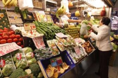 Una ama de casa realiza sus compras en una frutería de un mercado madrileño. EFE/Archivo