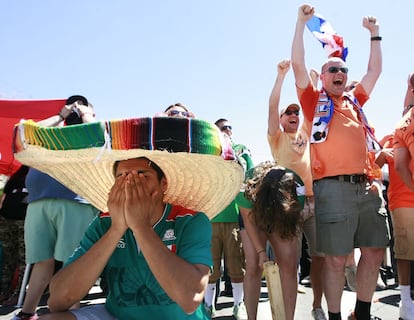 Um torcedor mexicano se lamenta depois de perder da seleção holandesa, em El Paso, Texas, 29 de junho de 2014.