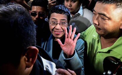 Maria Ressa, en el centro, llega a un tribunal local de Manila.