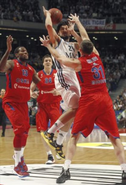 Llull intenta anotar ante Khryapa y Weemsv