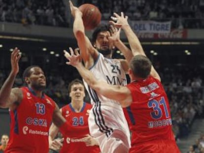 Llull intenta anotar ante Khryapa y Weemsv