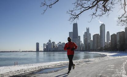 Chicago, Detroit, Boston, Nueva York, Atlanta, Washington y Memphis, entre las más afectadas por el vendaval. En la fotografía, un hombre corre a lo largo del lago a pesar de las temperaturas en Chicago (EE UU).