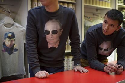 Vendedores de GUM (la tienda del departamento de estado) visten sudaderas con la imagen del presidente ruso, el 6 de octubre de 2014, en Moscú.