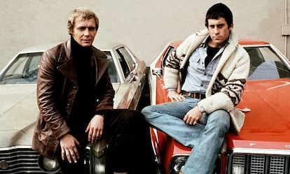 En septiembre de 1975, hace ahora 40 años, la cadena estadounidense ABC comenzó a emitir la teleserie 'Starsky and Hutch'. Nadie sospechó entonces que el asunto permanecería en antena cuatro años, generando casi un centenar de episodios y viviendo un éxito reflejo en multitud de países (en España se estrenó con el retraso habitual, en 1977). Aquel tirón radicaba en el 'bromance' de la pareja protagonista, los detectives Dave Starsky (Paul Michael Glaser) y Ken Hutchinson (David Soul). Pero lo que realmente distinguía aquella de cualquier otra serie de policías era el Ford Gran Torino que conducía Starsky, con su característico color tomate y el rayo blanco pintado en cada costado.

DÓNDE ESTÁ AHORA ESE BÓLIDO. Se utilizaron en los rodajes hasta siete ejemplares de este modelo, fabricados entre 1974 y 1976. Al actor, Paul Michael Glaser, no le gustaba ni un pelo. Ni por estética, ni por sentido común: ¿quién podría creerse a una pareja de detectives de incógnito manejando un coche tan llamativo? Sea como fuese, el Gran Torino se convirtió en una estrella de la tele y, enseguida, Ford sacó a la venta más de un millar de clones que distribuiría en toda Norteamérica. Eso sí: su visión comercial se quedaría corta. En talleres de todo el mundo, miles de usuarios tunearon aquellos años sus coches a imagen y semejanza de esta máquina. La enorme cantidad de réplicas complica la identificación de los coches originales utilizados en los rodajes, pero uno de ellos, autografiado por los actores, fue vendido el año pasado en Tulsa (EE UU) por 40.000 dólares (35.000 euros).