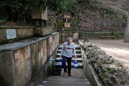 Un vecino recoge agua en la fuente Font Vella, en Sant Hilari Sacalm (Girona). 