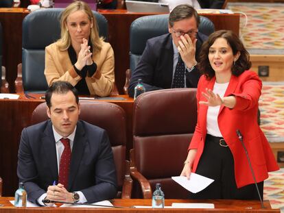 El vicepresidente de la Comunidad de Madrid, Ignacio Aguado y la presidenta de la CAM, Isabel Díaz Ayuso, en el pleno de la Asamblea, este jueves.