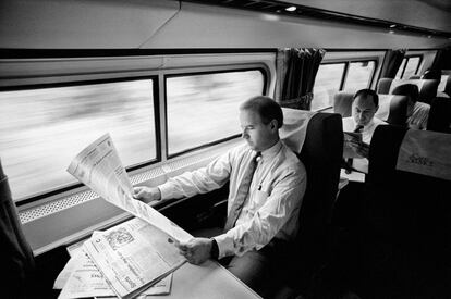 Durante anos, Biden viajou de trem de sua casa em Wilmington a Washington, a uma hora e meia de distância. O então senador em uma imagem de setembro de 1988.