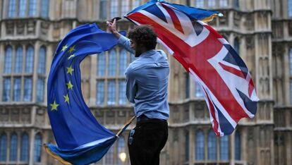 Un hombre con banderas brit&aacute;nica y de la Uni&oacute;n en una manifestaci&oacute;n antibrexit en Londres el martes.