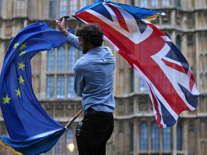 Um homem com bandeiras britânicas e da UE em Londres.