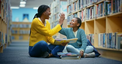 Sectores como la sanidad, la educación, los cuidados o la atención al cliente están fuertemente feminizados y, por lo tanto, son ellas las que más sufren la carga del trabajo emocional.