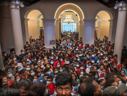 Los manifestantes se agolpaban en la residencia oficial del dimitido presidente Gotabaya Rajapaksa, este lunes en Colombo.