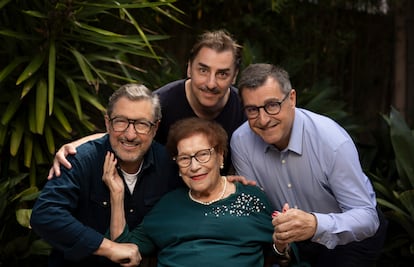 Los hermanos Roca, Joan, Josep y Jordi, fotografiados este viernes con su madre, Montserrat Fontané.