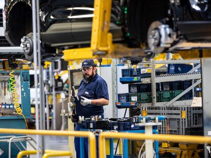 Un trabajador en una fábrica de vehículos de Valencia, en 2022.