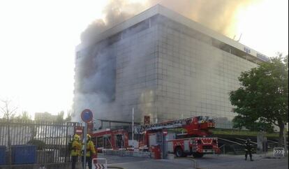 Bomberos del Ayuntamiento en el edificio incendiado.