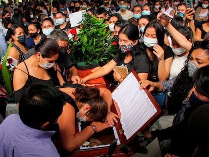 Amigos e familiares se despedem de um dos oito jovens assassinados em Samaniego (Nariño), no sul da Colômbia.