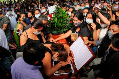 Amigos y familiares despiden a uno de los ocho jóvenes asesinados en Samaniego (Nariño), en el sur de Colombia.