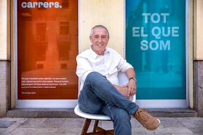 El candidato de Compromís a la presidencia de la Generalitat, Joan Baldoví, en la puerta de la sede, en Valencia, este lunes.