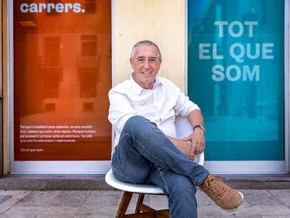 El candidato de Compromís a la presidencia de la Generalitat, Joan Baldoví, en la puerta de la sede, en Valencia, este lunes.