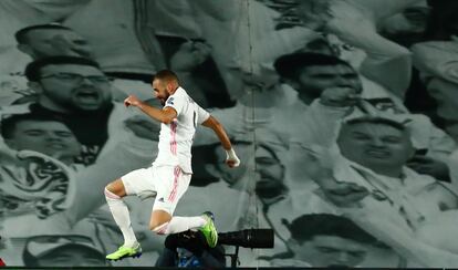 DEP 32.   Soccer Football - Champions League - Group B - Real Madrid v Borussia Moenchengladbach - Estadio Alfredo Di Stefano, Madrid, Spain - December 9, 2020 Real Madrid's Karim Benzema celebrates scoring their second goal REUTERS/Sergio Perez     TPX IMAGES OF THE DAY