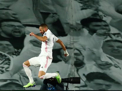 DEP 32.   Soccer Football - Champions League - Group B - Real Madrid v Borussia Moenchengladbach - Estadio Alfredo Di Stefano, Madrid, Spain - December 9, 2020 Real Madrid's Karim Benzema celebrates scoring their second goal REUTERS/Sergio Perez     TPX IMAGES OF THE DAY