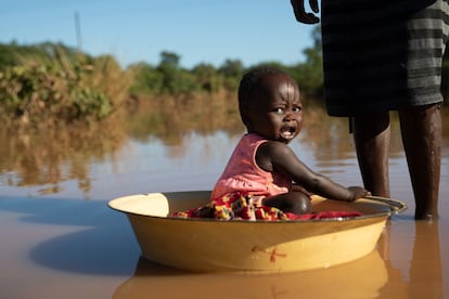 El Gobierno de Mozambique y distintas organizaciones no gubernamentales como Médicos Sin Fronteras ya han organizado un centro de tratamiento para el cólera. El acceso a agua potable aún es limitado. En la imagen, una madre baña a su hija en agua estancada producto de las inundaciones del ciclón en Matarara.