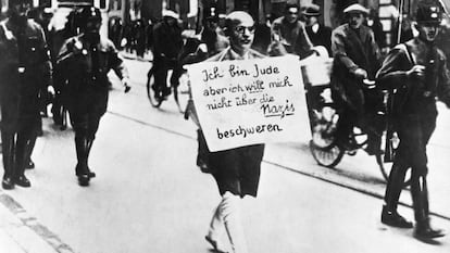Un judío humillado en Munich, en 1933. El cartel dice: 'Soy judío pero no quiero quejarme de los nazis'.