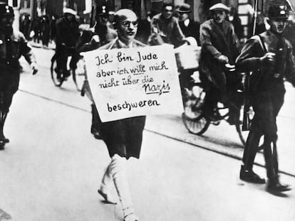 Un judío humillado en Munich, en 1933. El cartel dice: 'Soy judío pero no quiero quejarme de los nazis'.
