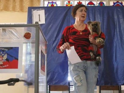 Uma mulher se dirige às urnas para depositar seu voto em Donetsk.